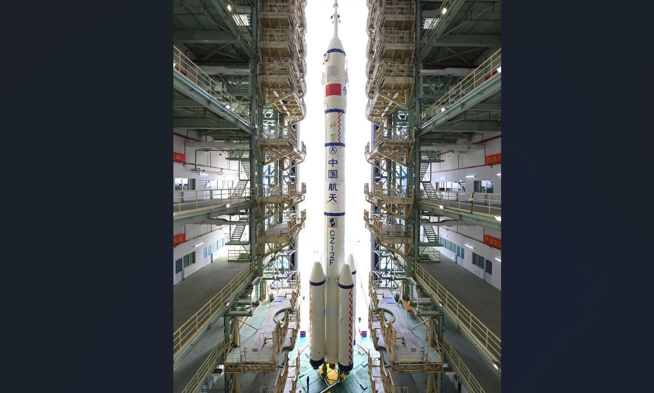 Tên lửa Trường Chinh-2F sẽ đưa tàu Thần Châu lên vũ trụ từ trung tâm ở tỉnh Cam Túc vào ngày 29/11. (Ảnh: Xinhua) Tên lửa Trường Chinh-2F sẽ đưa tàu Thần Châu lên vũ trụ từ trung tâm ở tỉnh Cam Túc vào ngày 29/11. (Ảnh: Xinhua)