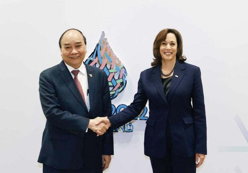 Chủ tịch nước Nguyễn Xuân Phúc gặp Phó Tổng thống Mỹ Kamala Harris tại Bangkok ngày 18/11. (Ảnh: Baoquocte)