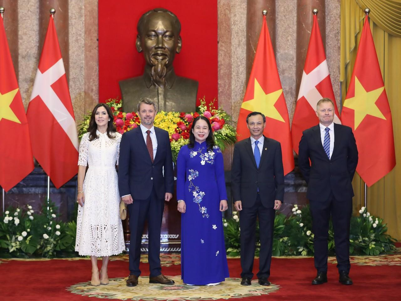 Phó Chủ tịch nước Võ Thị Ánh Xuân cùng Thái tử Đan Mạch Frederik, Công nương Phu nhân, Đại sứ Việt Nam tại Đan Mạch và Đại sứ Đan Mạch tại Việt Nam. (Ảnh: Như Ý)