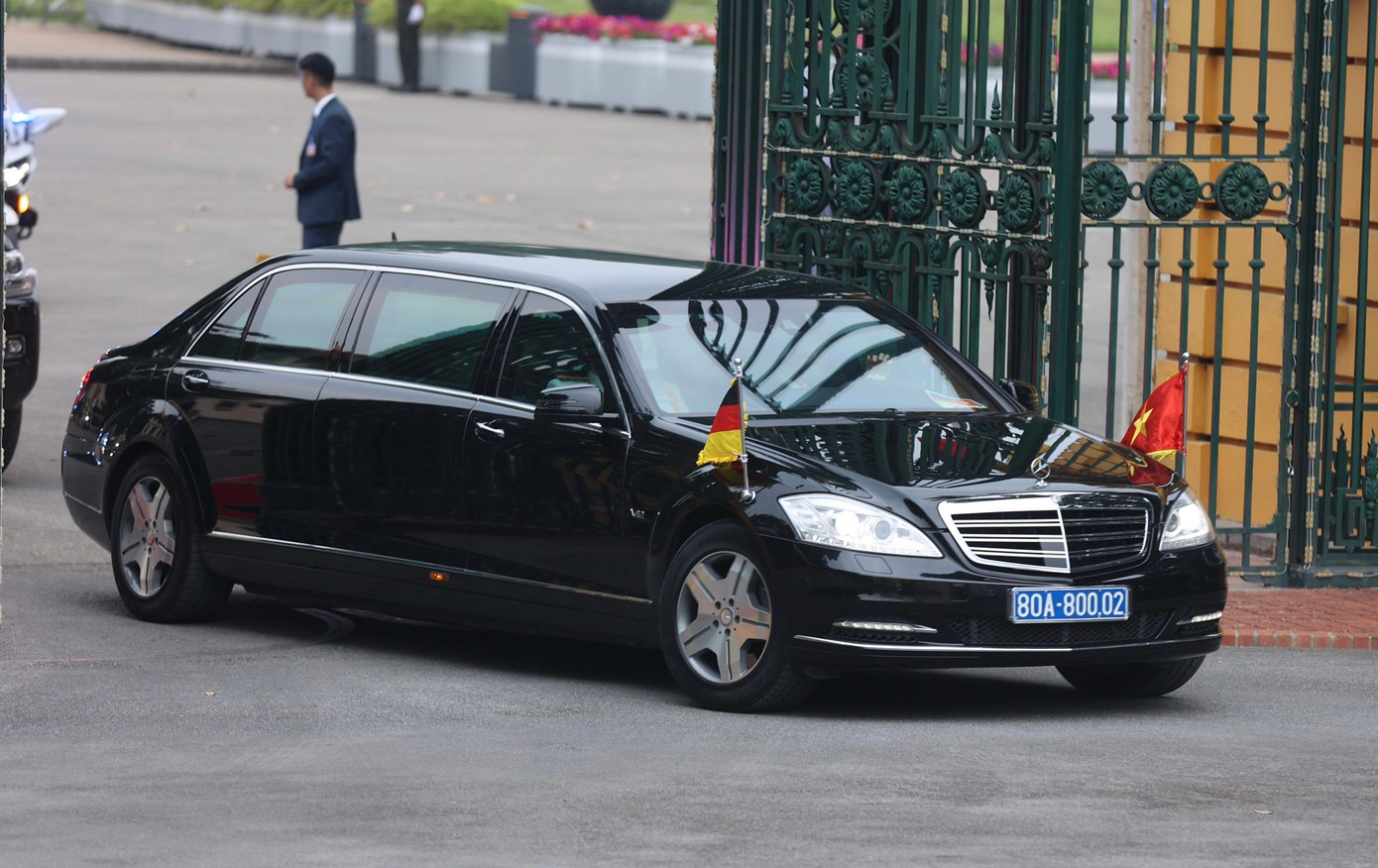 Xe chở Thủ tướng Đức Olaf Scholz tiến vào Phủ Chủ tịch. (Ảnh: Như Ý)