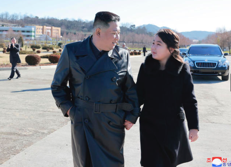 Ông Kim Jong Un và con gái trong bức ảnh đăng ngày 27/11. Ông Kim Jong Un và con gái trong bức ảnh đăng ngày 27/11.