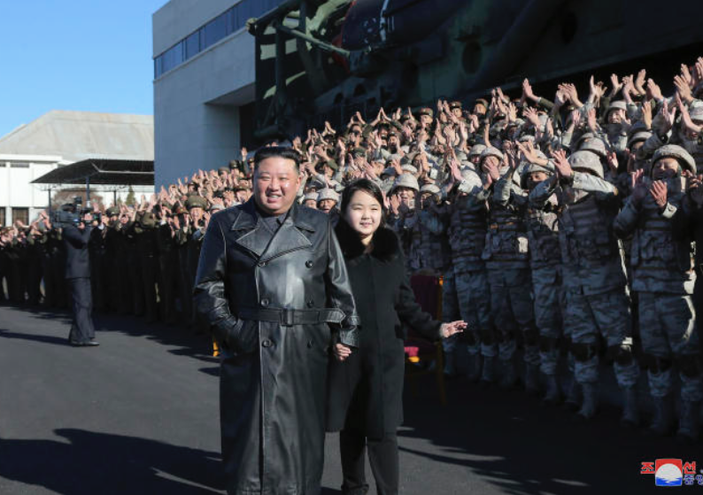 Ông Kim nắm tay con gái đi trước các sĩ quan và binh lính Ông Kim nắm tay con gái đi trước các sĩ quan và binh lính