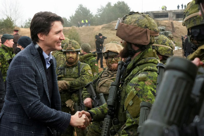 Thủ tướng Canada Justin Trudeau thăm các binh lính Canada ở Latvia ngày 8/3. (Ảnh: Reuters)