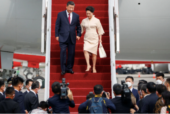 Vợ chồng ông Tập bước xuống sân bay Ngurah Rai, Indonesia, ngày 14/11. (Ảnh: Reuters) Vợ chồng ông Tập bước xuống sân bay Ngurah Rai, Indonesia, ngày 14/11. (Ảnh: Reuters)