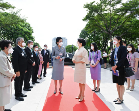 Bà Bành cùng phu nhân Thủ tướng Thái Lan Naraporn Chan-ocha thăm Viện Âm nhạc Công chúa Galyani Vadhana ở Bangkok. (Ảnh: Xinhua) Bà Bành cùng phu nhân Thủ tướng Thái Lan Naraporn Chan-ocha thăm Viện Âm nhạc Công chúa Galyani Vadhana ở Bangkok. (Ảnh: Xinhua)