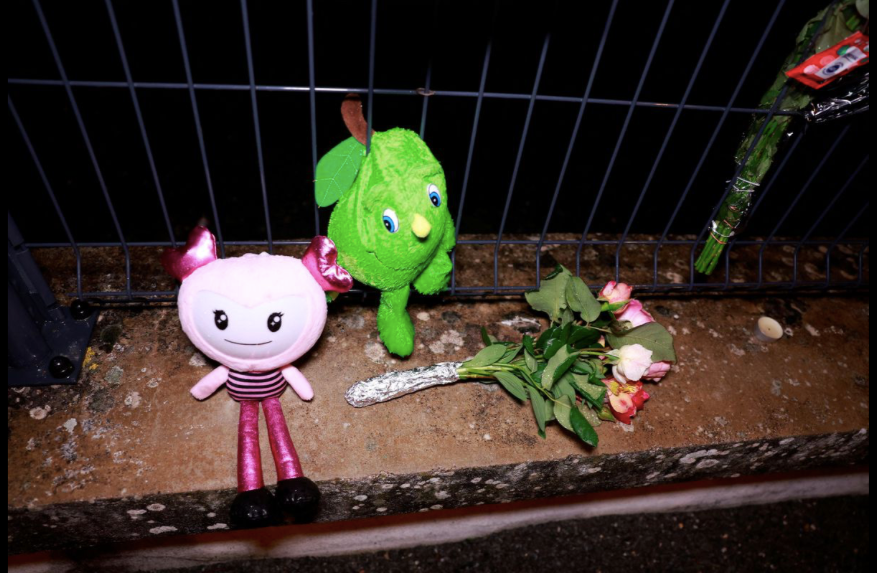 Hoa và thú bông được đăng ở nơi tưởng niệm nữ sinh bị cưỡng hiếp và sát hại dã man ở Tonneins, miền Nam nước Pháp. (Ảnh: Reuters)