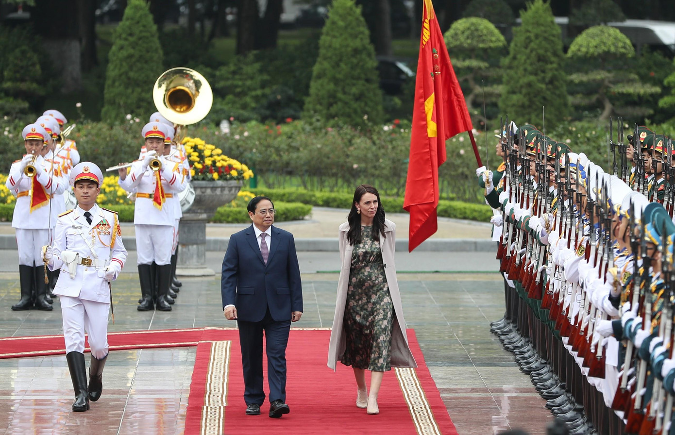 Hai Thủ tướng duyệt đội danh dự. (Ảnh: Nhật Minh)