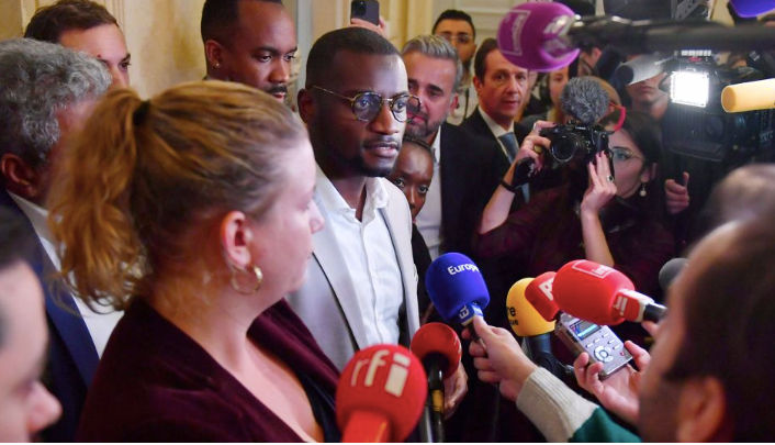 Nghị sĩ Pháp Carlos Martens Bilongo nói với báo chí sau sự việc lộn xộn Nghị sĩ Pháp Carlos Martens Bilongo nói với báo chí sau sự việc lộn xộn