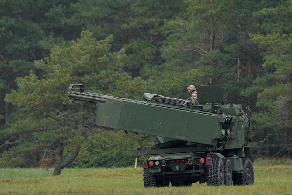 Một hệ thống lựu pháo HIMARS M142 tham gia cuộc tập trận ở Latvia ngày 26/9. (Ảnh: Reuters)