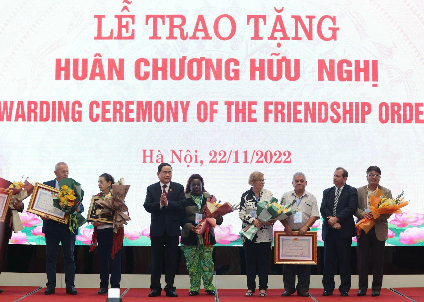 Đồng chí Trần Thanh Mẫn trao Huân chương Hữu nghị tặng các cá nhân. (Ảnh: Như Ý) Đồng chí Trần Thanh Mẫn trao Huân chương Hữu nghị tặng các cá nhân. (Ảnh: Như Ý)