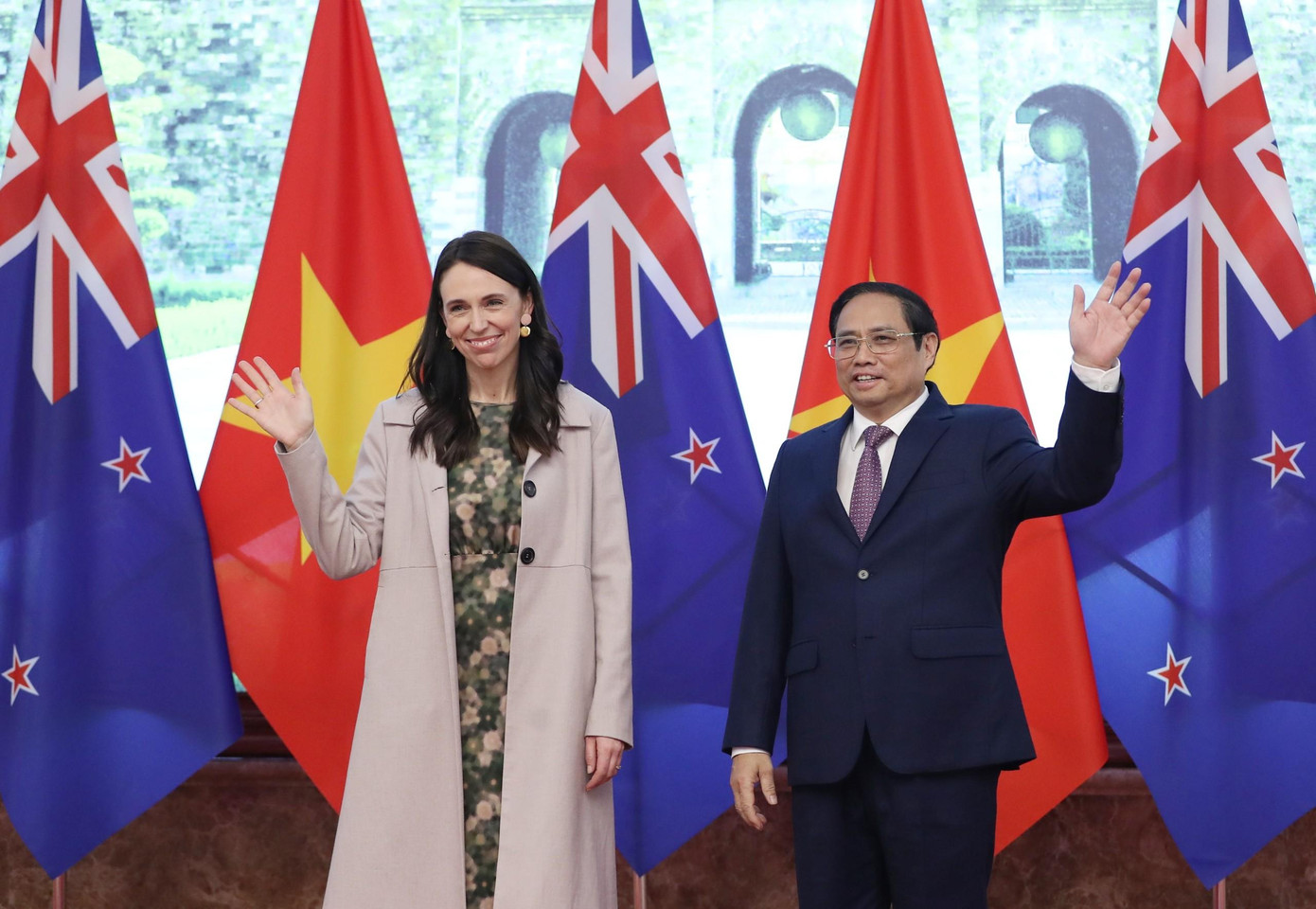 Thủ tướng Phạm Minh Chính và Thủ tướng New Zealand Jacinda Ardern chụp ảnh chung trước hội đàm. (Ảnh: Nhật Minh)