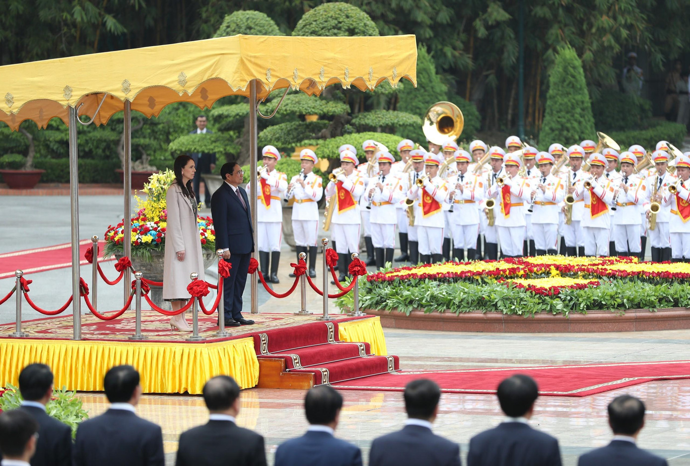 Hai Thủ tướng làm lễ chào cờ. (Ảnh: Nhật Minh)