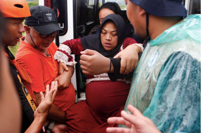 Rohmat Kartini được đưa đến bệnh viện dã chiến để sinh con. (Ảnh: CNA)