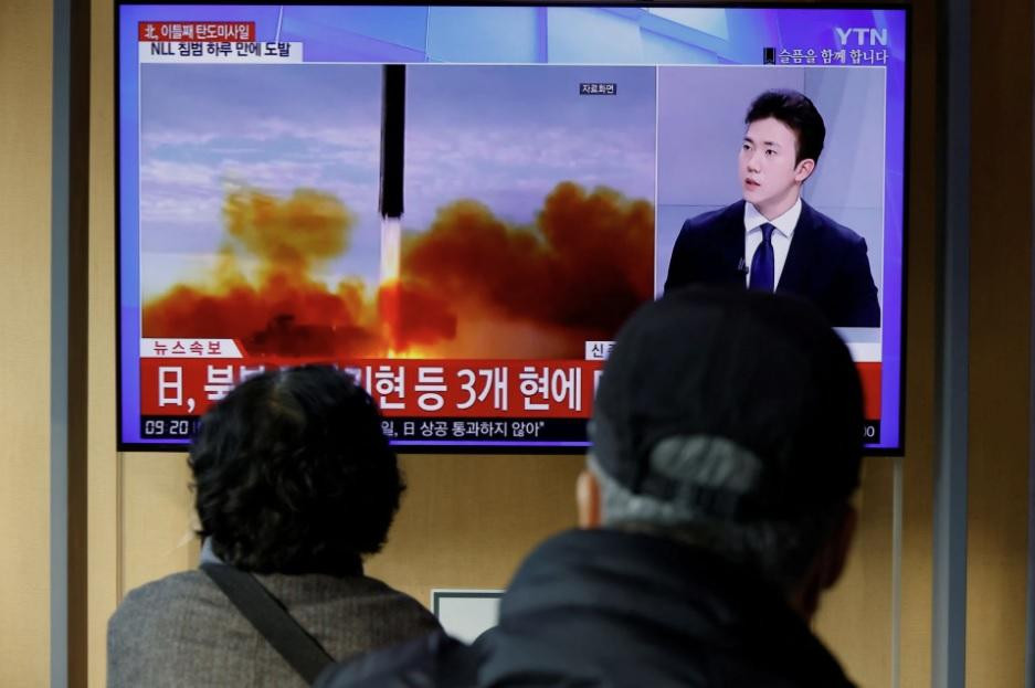 Người dân Hàn Quốc xem tin về vụ phóng tên lửa của Triều Tiên ngày 3/11. (Ảnh: Reuters)