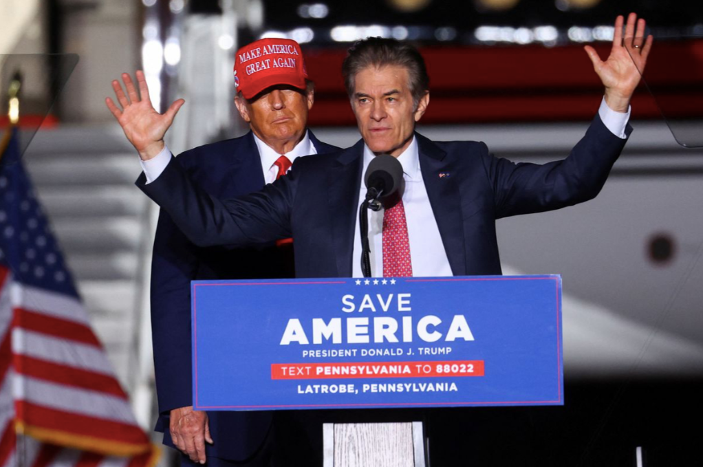 Cựu Tổng thống Mỹ Donald Trump và ứng viên thống đốc Pennsylvania Mehmet Oz trong cuộc vận động cử tri ngày 5/11. (Ảnh: Reuters)