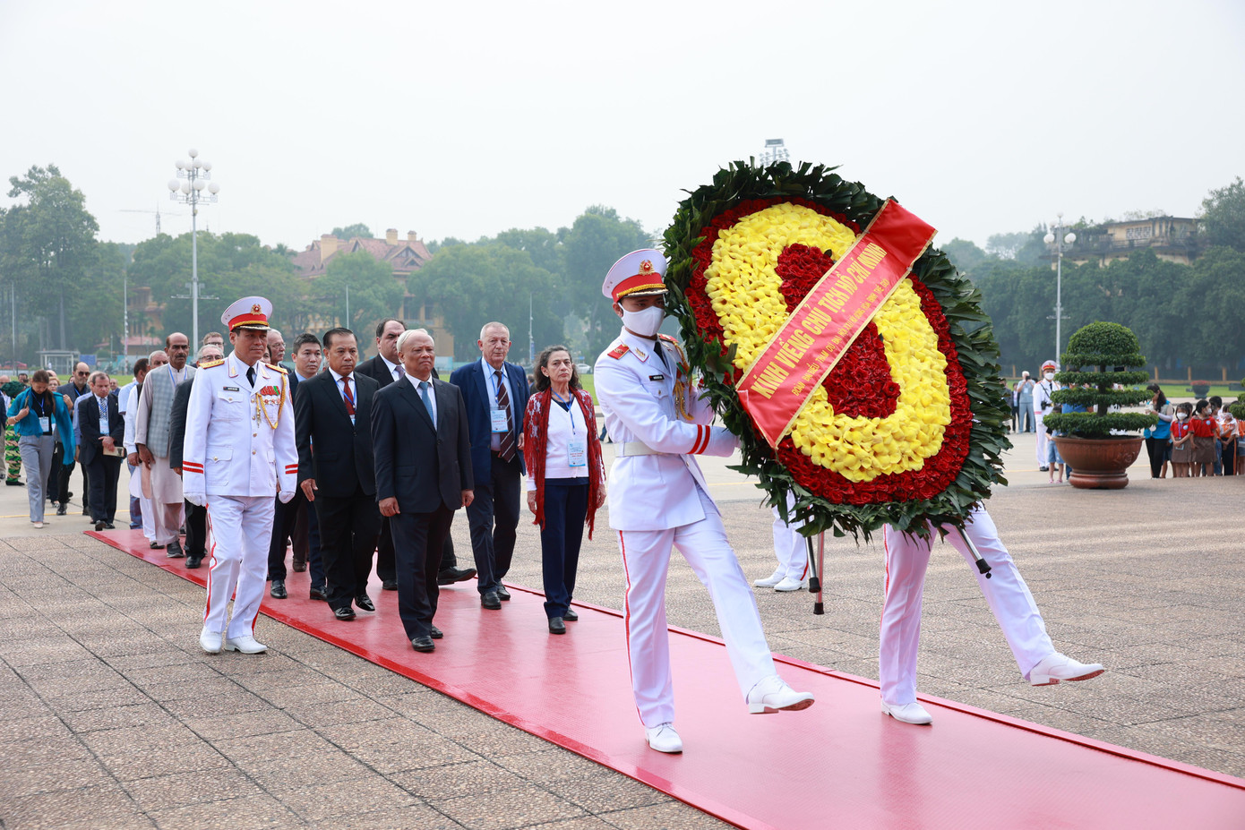 Đoàn đại biểu đến từ 49 thành viên thuộc Hội đồng Hòa bình thế giới vào lăng viếng Chủ tịch Hồ Chí Minh sáng 22/11. (Ảnh: Như Ý)