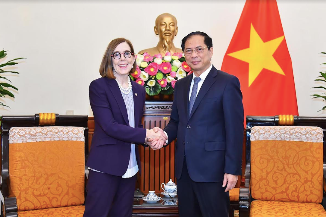 Bộ trưởng Bùi Thanh Sơn tiếp Thống đốc Oregon Katherine Brown. (Ảnh: Mofa)