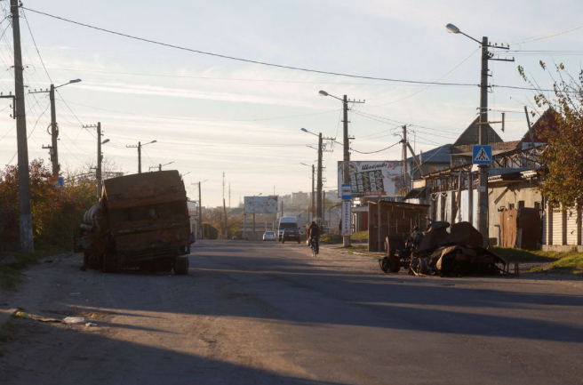 Một xe quân sự hỏng nằm trên đường phố Kherson ngày 14/11. (Ảnh: Reuters) Một xe quân sự hỏng nằm trên đường phố Kherson ngày 14/11. (Ảnh: Reuters)