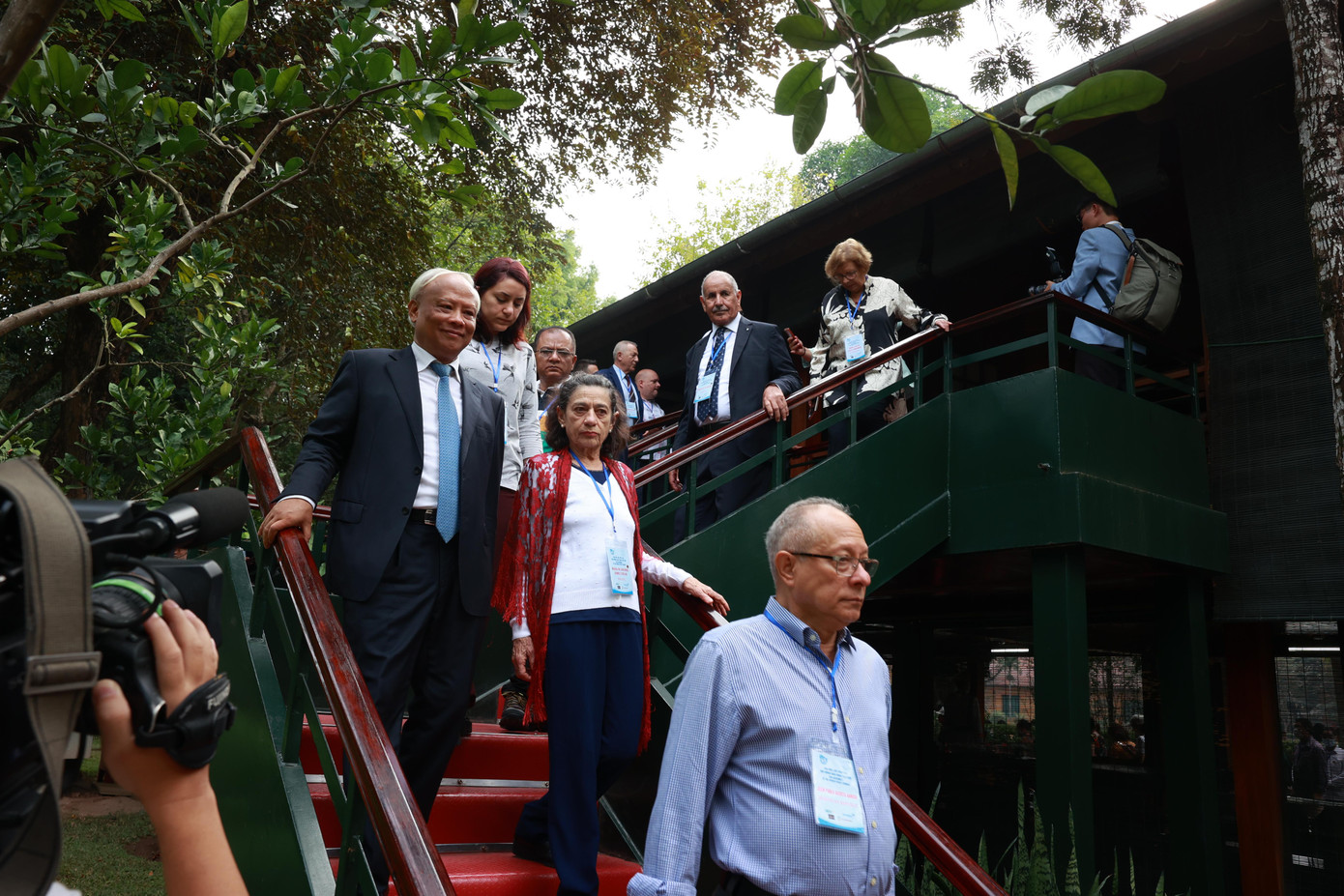 Đoàn đại biểu thăm Nhà sàn Bác Hồ. (Ảnh: Như Ý)