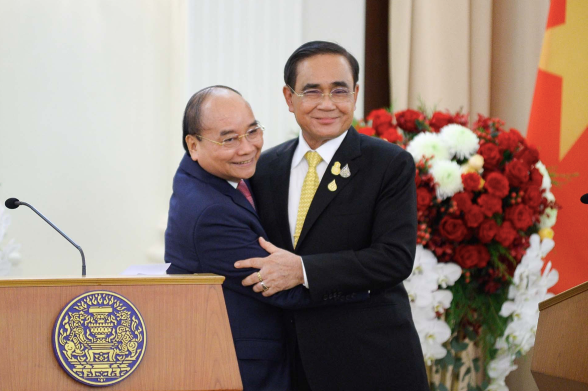 Chủ tịch nước Nguyễn Xuân Phúc và Thủ tướng Thái Lan Prayuth Chan-o-cha trong cuộc gặp ngày 16/11. (Ảnh: baoquocte) Chủ tịch nước Nguyễn Xuân Phúc và Thủ tướng Thái Lan Prayuth Chan-o-cha trong cuộc gặp ngày 16/11. (Ảnh: baoquocte)