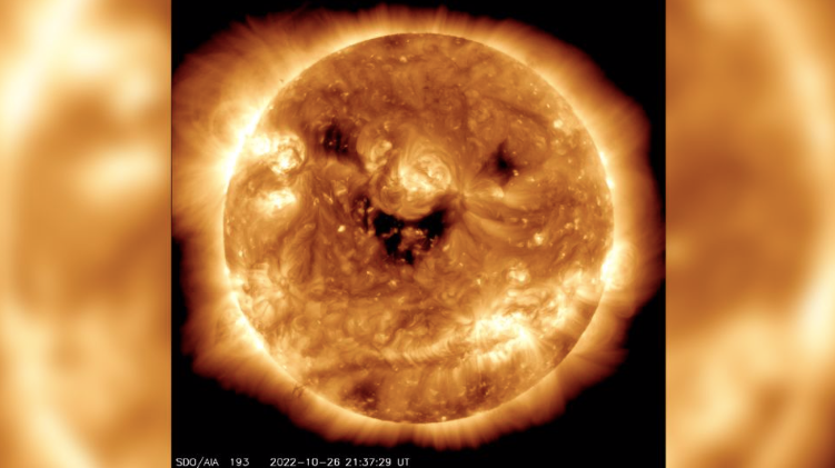 Bức ảnh chụp Mặt trời trông như đang cười. (Ảnh: NASA) Bức ảnh chụp Mặt trời trông như đang cười. (Ảnh: NASA)