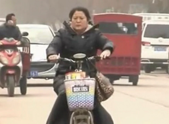 Bà Zhang Caihong tìm thấy con trai sau 17 năm tưởng con đã chết. (Ảnh: KHK01)