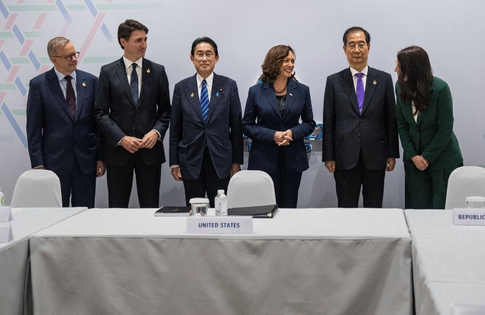 Phó Tổng thống Mỹ Kamala Harris họp với lãnh đạo một số nước tại Bangkok để bàn về vụ phóng tên lửa của Triều Tiên. (Ảnh: Reuters) Phó Tổng thống Mỹ Kamala Harris họp với lãnh đạo một số nước tại Bangkok để bàn về vụ phóng tên lửa của Triều Tiên. (Ảnh: Reuters)