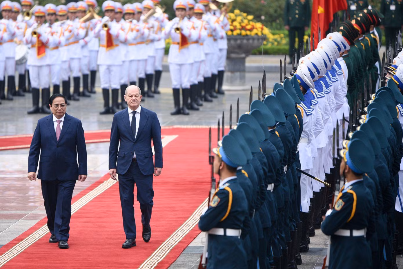 Thủ tướng Phạm Minh Chính và Thủ tướng Đức Olaf Scholz duyệt đội danh dự. (Ảnh: Như Ý)