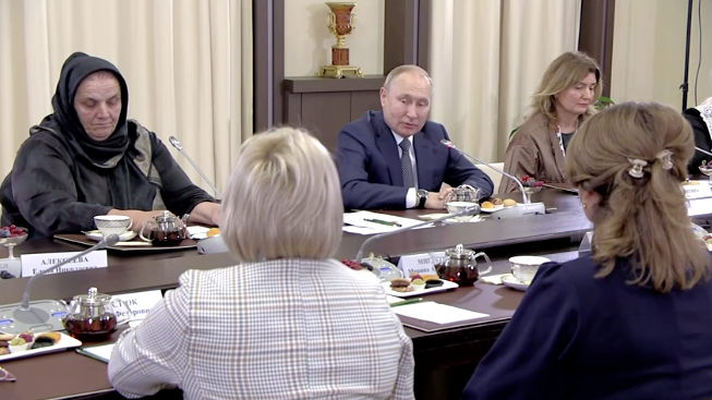 Tổng thống Nga Vladimir Putin gặp gỡ mẹ của các binh lính tử trận Tổng thống Nga Vladimir Putin gặp gỡ mẹ của các binh lính tử trận