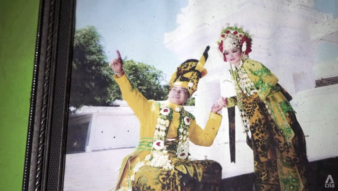 Dimas và vợ. (Ảnh: CNA) Dimas và vợ. (Ảnh: CNA)