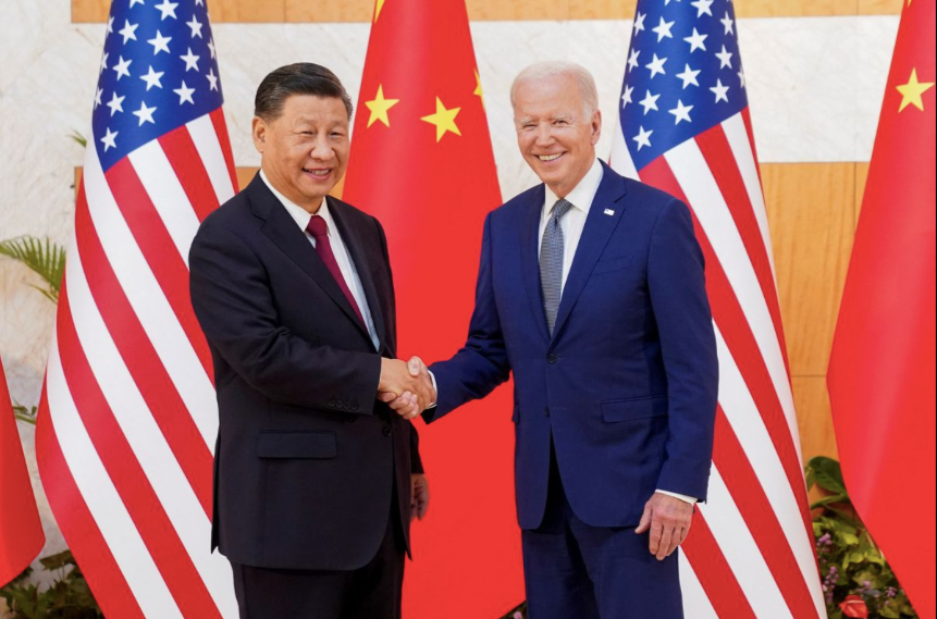Tổng thống Mỹ Joe Biden và Chủ tịch Trung Quốc Tập Cận Bình bắt tay nhau tại Indonesia. (Ảnh: Xinhua)