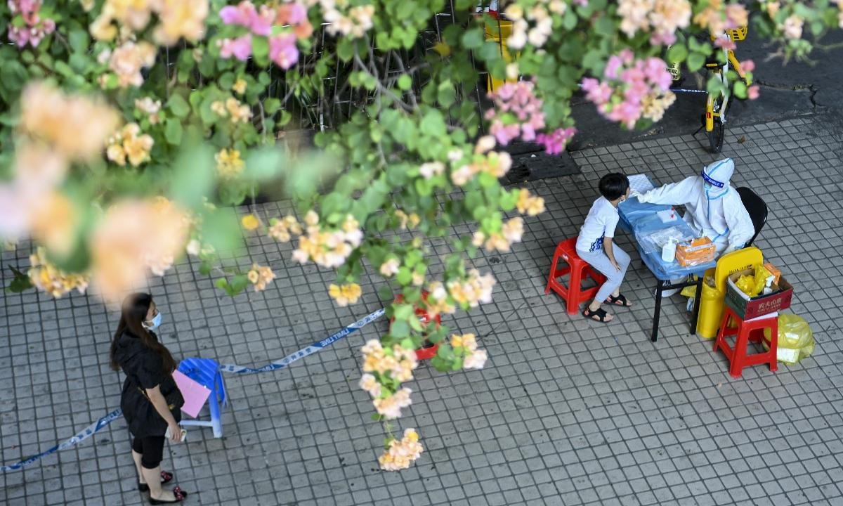 Người dân ở Quảng Châu lấy mẫu xét nghiệm COVID-19. (Ảnh: Global Times)