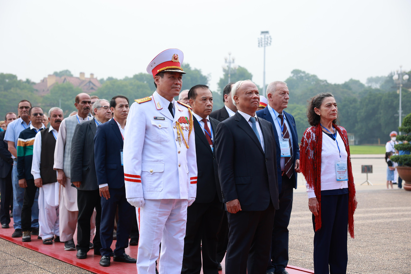 Các đại biểu đến từ Brazil, Hy Lạp, Ấn Độ, Mỹ, Kuwait, Anh, Venezuela, Đức, Lào, Philippines, Trung Quốc... viếng lăng Chủ tịch Hồ Chí Minh. (Ảnh: Như Ý)