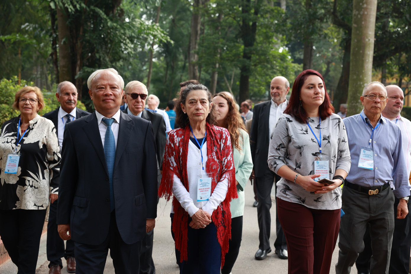 Đoàn đại biểu thăm khuôn viên khu Nhà sàn Bác Hồ. (Ảnh: Như Ý)