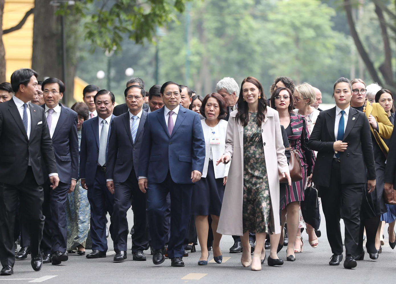 Hai Thủ tướng và các quan chức cấp cao hai nước tiến vào phòng hội đàm. (Ảnh: Nhật Minh)