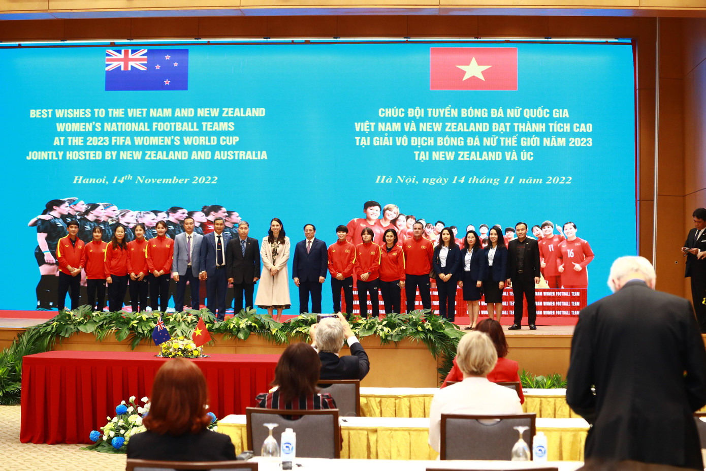 Hai Thủ tướng tại cuộc gặp các thành viên của đội tuyển. (Ảnh: Nhật Minh)