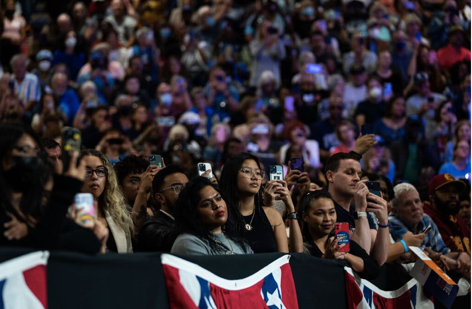 Người Mỹ tham gia cuộc vận động của cựu Tổng thống Mỹ Barack Obama ở Las Vegas. (Ảnh: NYT) Người Mỹ tham gia cuộc vận động của cựu Tổng thống Mỹ Barack Obama ở Las Vegas. (Ảnh: NYT)