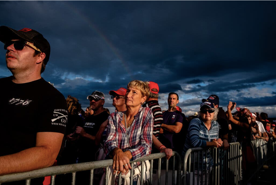 Cử tri Mỹ đến dự cuộc vận động của cựu Tổng thống Mỹ Donald Trump ngày 6/11. (Ảnh: NYT) Cử tri Mỹ đến dự cuộc vận động của cựu Tổng thống Mỹ Donald Trump ngày 6/11. (Ảnh: NYT)