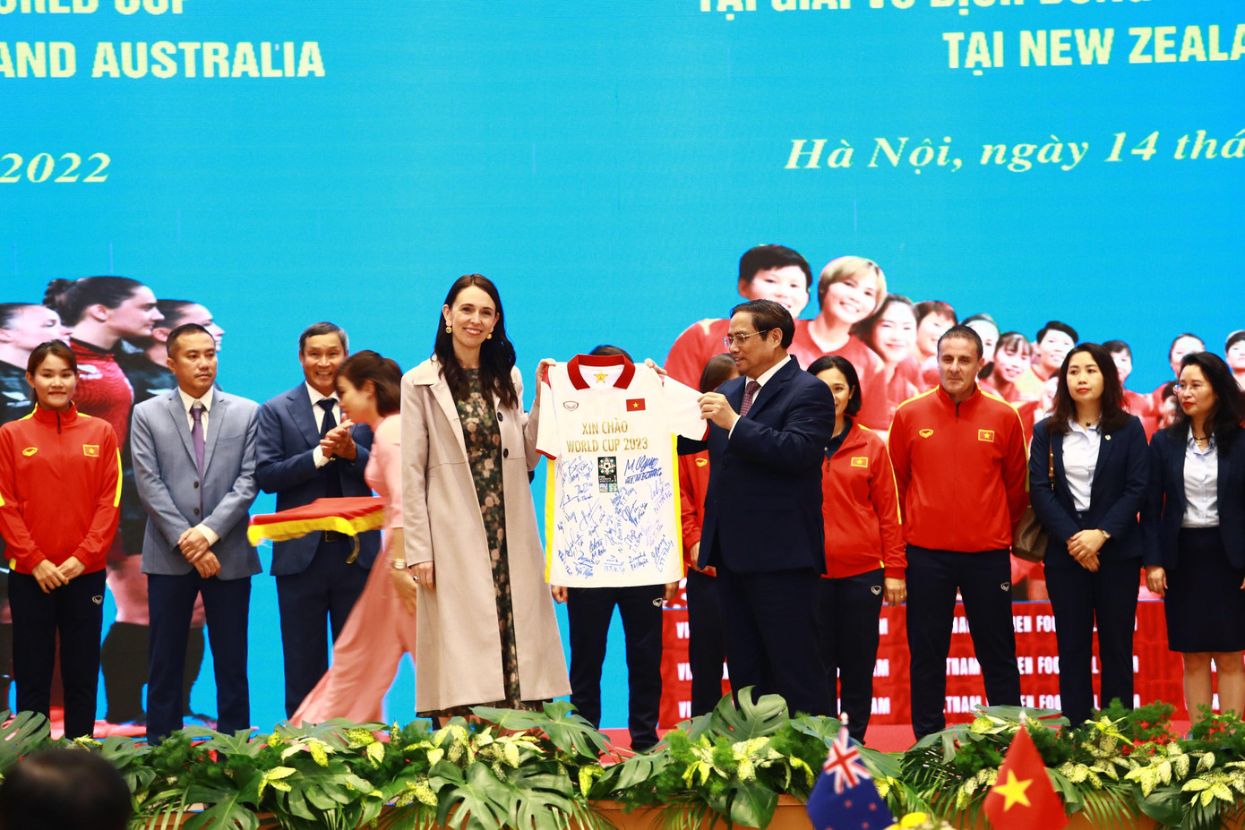 Thủ tướng Phạm Minh Chính tặng Thủ tướng New Zealand Jacinda Ardern áo có chữ ký của Đội tuyển bóng đá nữ Việt Nam. (Ảnh: Nhật Minh)