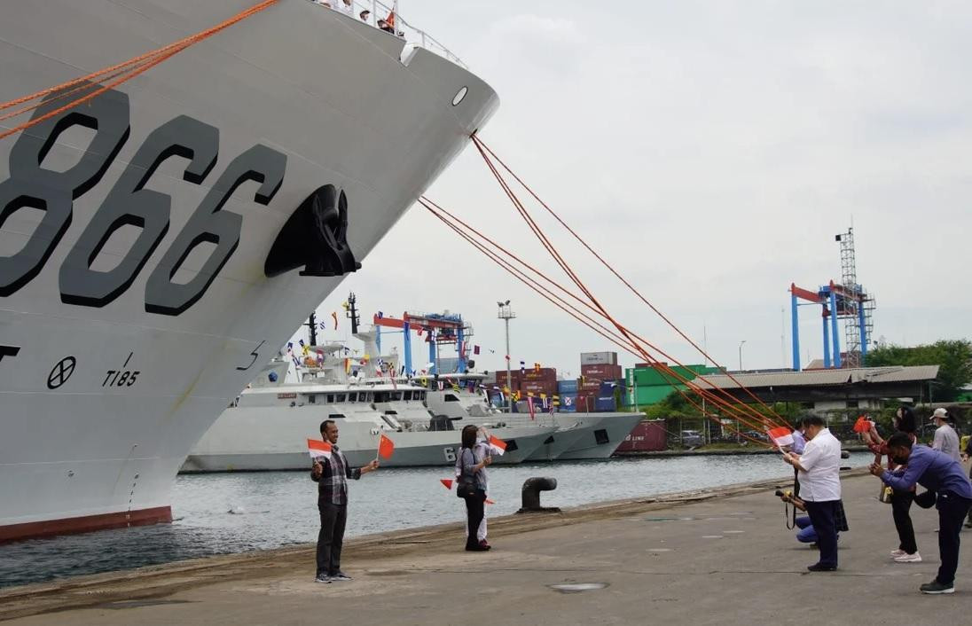 Tàu bệnh viện Peace Ark của Hải quân Trung Quốc thăm Indonesia. (Ảnh: Xinhua) Tàu bệnh viện Peace Ark của Hải quân Trung Quốc thăm Indonesia. (Ảnh: Xinhua)