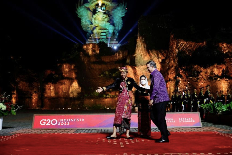 Tổng thống Indonesia Joko Widodo cùng phu nhân đón tiếp Ngoại trưởng Mexico Marcelo Ebrard dự tiệc chào mừng tối 15/11. (Ảnh: Reuters)