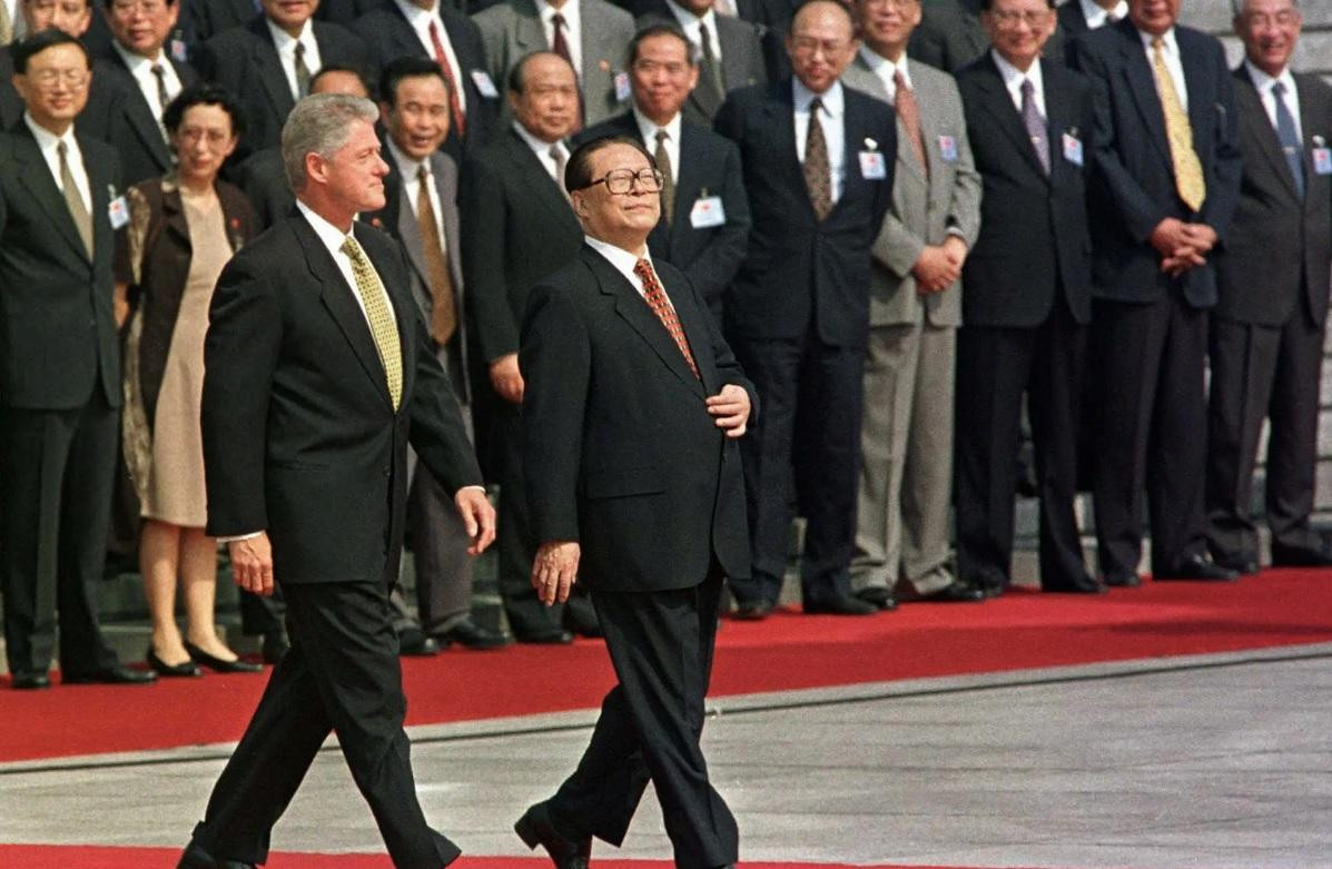 Cố Chủ tịch Trung Quốc Giang Trạch Dân đón Tổng thống Mỹ Bill Clinton thăm năm 1998. (Ảnh: AP) Cố Chủ tịch Trung Quốc Giang Trạch Dân đón Tổng thống Mỹ Bill Clinton thăm năm 1998. (Ảnh: AP)
