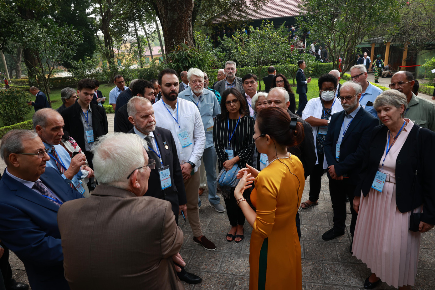 Các đại biểu được nghe giới thiệu về khu Nhà sàn Bác Hồ. (Ảnh: Như Ý)