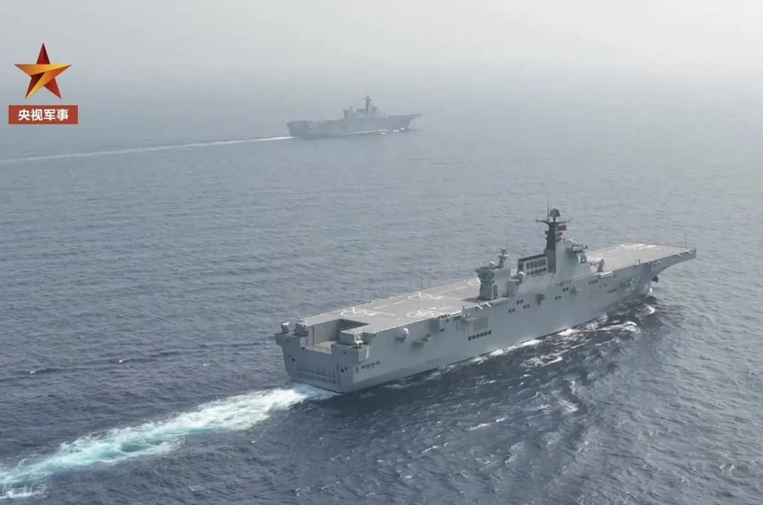 Hai tàu đổ bộ tấn công Hải Nam và Quảng Tây của Trung Quốc. (Ảnh: PLA)