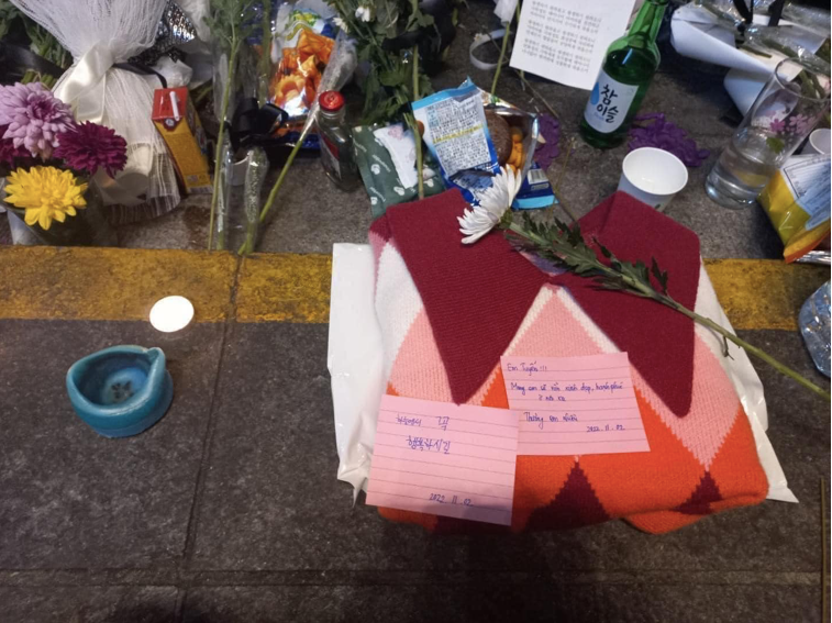 Một chiếc áo len gửi cho cô gái người Việt tại nơi tưởng niệm các nạn nhân thiệt mạng trong vụ giẫm đạp ở Itaewon. (Ảnh: Fb)