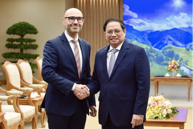 Thủ tướng Phạm Minh Chính tiếp Tổng thư ký Toà trọng tài thường trực Marcin Czepelak. (Ảnh: VNA)