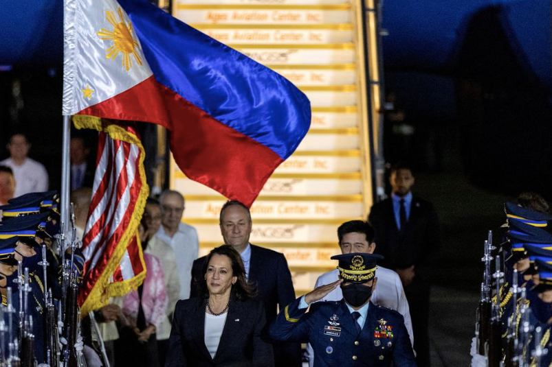 Phó Tổng thống Mỹ Kamala Harris và Phu quân Doug Emhoff đến sân bay quốc tế Ninoy Aquino của Philippines ngày 20/11. (Ảnh: Reuters)
