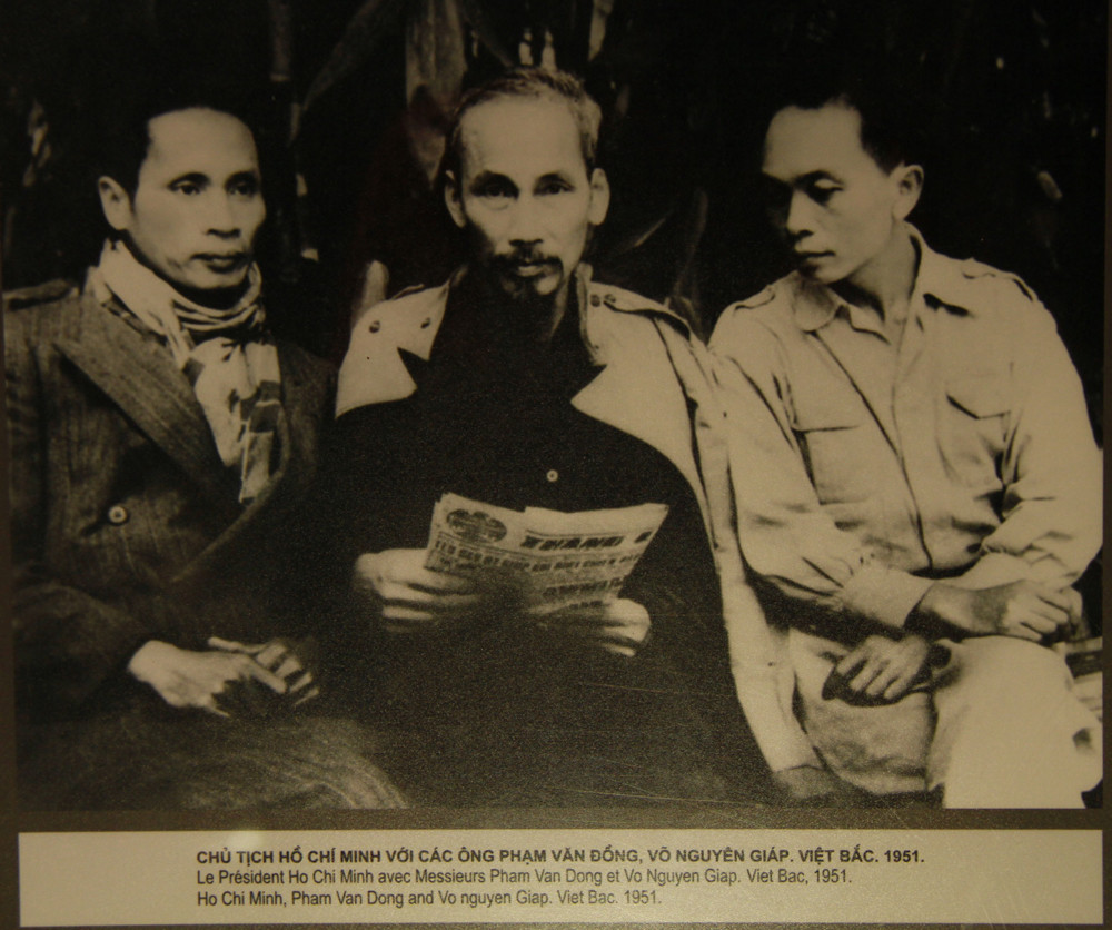 Chủ tịch Hồ Chí Minh với các ông Phạm Văn Đồng và Võ Nguyên Giáp tại Việt Bắc năm 1951