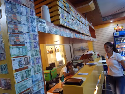 Tiệm ăn dán tiền đầy tường này cũng tạo sự thích thú cho du khách. Tiệm ăn dán tiền đầy tường này cũng tạo sự thích thú cho du khách