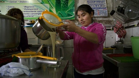 Rợn người với món sinh tố bằng... ếch sống ảnh 6